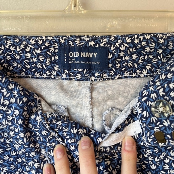 🏷️ 2/$20 Old Navy Blue Micro Floral Pixie Ankle Pants - Picture 10 of 10